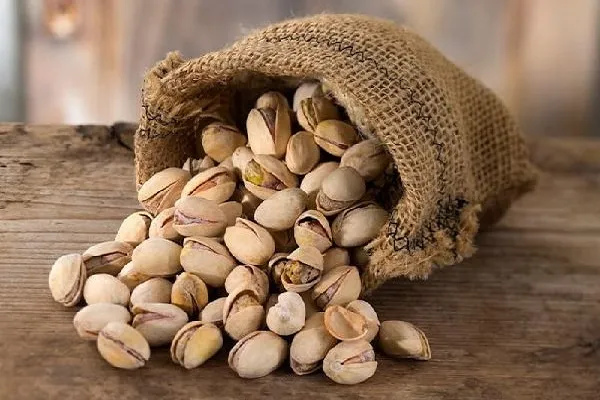 قیمت خرید پسته اکبری دستچین زعفرانی + خواص، معایب و مزایا